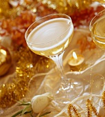 Champagnergläser mit weihnachtlicher Deko