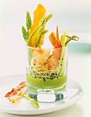 Salat mit wildem Spargel und Garnelen im Glas