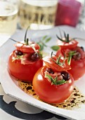 Rohe Tomaten gefüllt mit Parmaschinken und Oliven