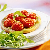 Small pizza with cherry tomatoes