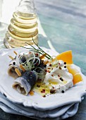 Rollmops mit Mimolette-Käse und Creme fraiche mit fünferlei Pfefferkörnern