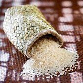 Reis fällt aus einem Beutel