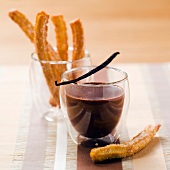 Churros au chocolat (Frittiertes Spritzgebäck mit Schokoladensauce, Frankreich)