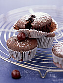 Schokoladen-Muffins mit frischen Süßkirschen