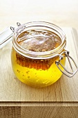 Einmachglas mit Honig und Honigwabe