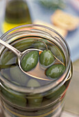Glas grüne Oliven