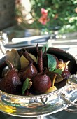 Pears poached in vanilla-flavored red wine and crunchy cookies