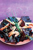 Rote-Bete-Salat mit Garnelen, schwarzen Johannisbeeren, Sesam und Schnittlauch