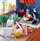 Kochzutaten, Obst und Gemüse auf der Arbeitsplatte in der Küche
