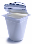 Ein geöffneter Becher Joghurt