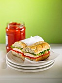 Sandwich mit Geflügel und Paprika-Coulis