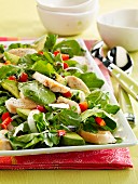 Salat mit frischem Blattspinat, Avocado und Geflügel