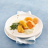 Salmon rolls with prawns and grapefruit