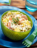 Wheat salad with prawns, pineapple and dill