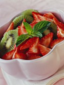 Obstsalat mit Erdbeeren und Kiwi