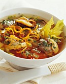 Suppe mit Teppichmuscheln, Orange und Sellerie