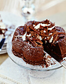 Saftiger Schokoladenkuchen mit Schokospänen, angeschnitten