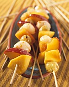 Lychee and caramelized fruit brochettes