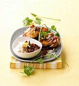 Hähnchenflügel mit Reis und Teriyaki-Sauce