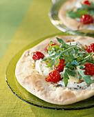 Pesto-Pizza mit Kirschtomaten und Rucola