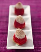 Strawberries topped with white chocolate and bitter cocoa