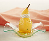 Pochierte Birne in Cava mit Zitronenmousse