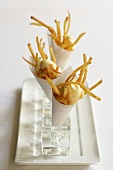 Mini-Pommes frites mit Mayonnaise in Papiertüte