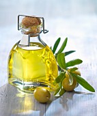 Kleine Flasche Olivenöl mit Olivenzweig