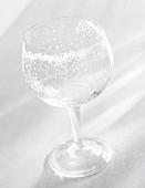 Mousse-Rest auf einem Glas