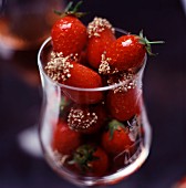 Karamellisierte Erdbeeren mit zerstossenem weissen Pfeffer