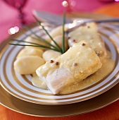 Cod with white butter sauce and steam-cooked potatoes