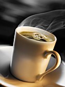 Dampfender schwarzer Kaffee in einer Tasse