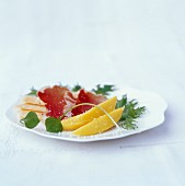 Italienischer Teller mit Coppa, Asiago-Käse, Mizuna und Mango