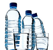 Wasser in Plastikflaschen und Gläsern