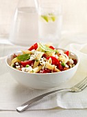 Nudelsalat mit Penne, Sommergemüse, Basilikum und Feta