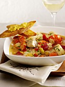 Gemüse-Garnelen-Suppe und Röstbrot mit Rouille