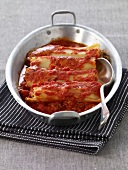 Cannelloni al pomodoro (Gefüllte Nudelrollen mit Tomatensauce, Italien)