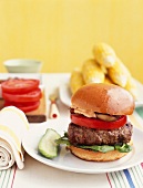 Hamburger mit Rindfleisch-Käse-Frikadelle, Tomate und Champignons