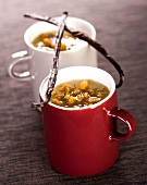Winterlicher Smoothie mit Vanille-Birnen und Lebkuchenbrösel serviert in Tassen