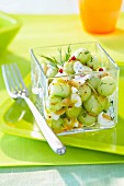 Salat mit Gurkenbällchen, Ziegenfrischkäse und Dill
