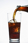Coca Cola in ein Glas schenken