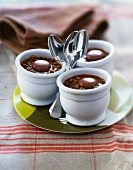 Chocolate-macaroon flavored individual desserts