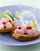 Cod marinated with lime and redcurrants on sliced bread