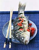 Dampfgegarter Fisch mit Tomaten und Basilikum