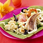 Gemischter Teller mit grüner Papaya, Fisch und Meeresfrüchten