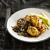 Pikanter Schwertfisch und gemischter Reis mit Sojasauce