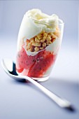 Knuspriges Schichtdessert mit Erdbeercoulis und Eischnee im Glas