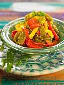 Salat mit gelben, roten und grünen Paprika