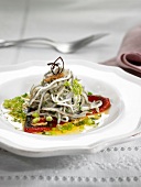 Glasaalsalat mit roter Paprika, Erbsen und Petersilie