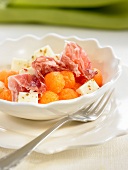 Salat mit Melonenbällchen, Mozzarella und Rohschinken